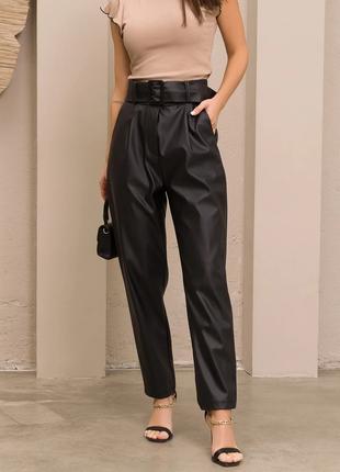 Черные кожаные брюки с поясом, размер L