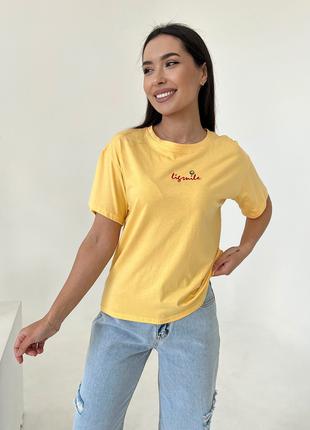 Желтая трикотажная футболка с вышитым декором, размер S