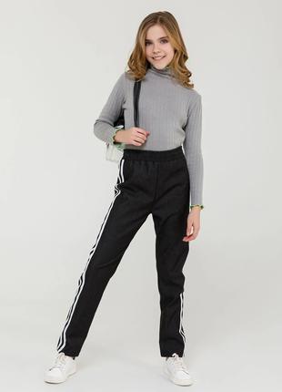 Черные джинсовые брюки с лампасами, размер 146