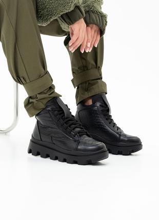 Черные кожаные ботинки с фактурными вставками, размер 36