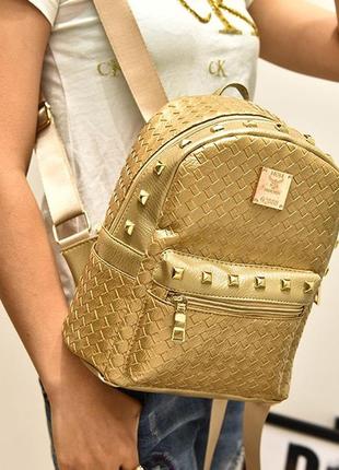 Плетений жіночий маленький золотистий рюкзак з шипами