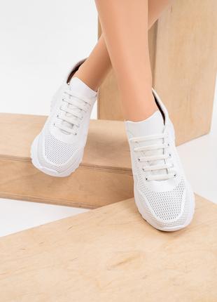 Белые кожаные кроссовки с перфорацией, размер 38