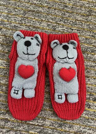 Трендовые зимние яркие красные носки для фотосессии на новый г...