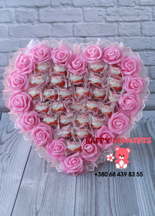 Большой розовый букет с конфетами Rafaello в день влюбленных