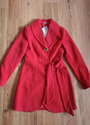 Женское пальто. красное