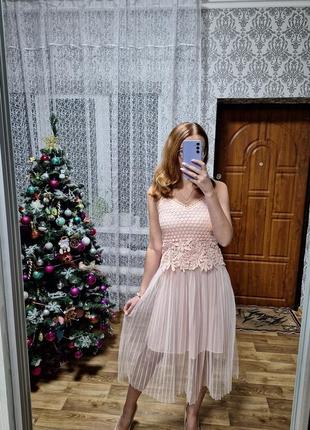 Красива рожева сукня з мереживом і фатином