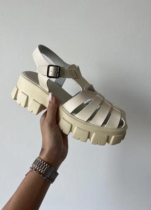 Жіночі сандалі prada monolith platform sandals