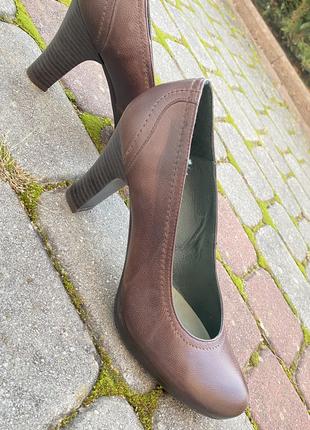 Туфли женские кожаные на каблуке, коричневые. Производство Исп...