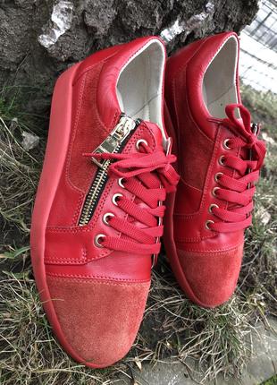 Туфли женские кожаные , красного цвета 36 и 39 размера.