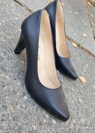 Туфли женские классические на каблуке. Производство Испании.