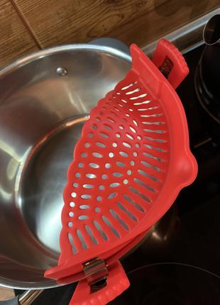 Кухонный силиконовый дуршлаг-накладка для сливания воды