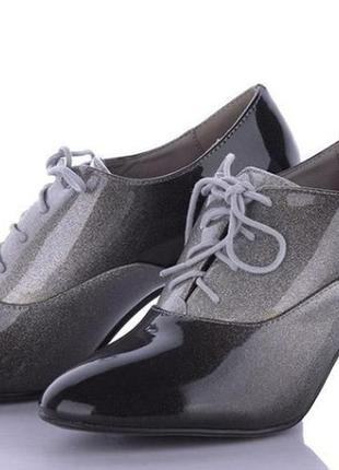 Туфли женские лаковые черно-серые закрытые на каблуке, размеры...