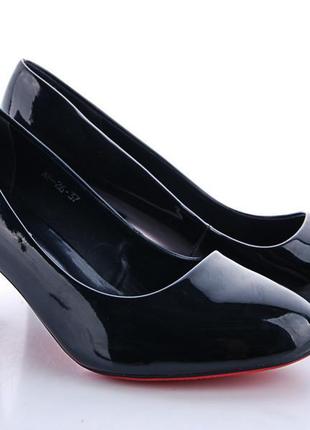 Шикарные женские,черные туфли лодочки на каблуке с красной под...
