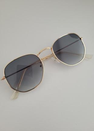 Солнцезащитные очки прямоугольные золотые
