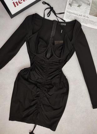 Черное акцентное короткое мини платье с длинным рукавом с затя...