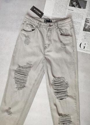 Женские серые рваные джинсы мом с потертостями на средней посадке