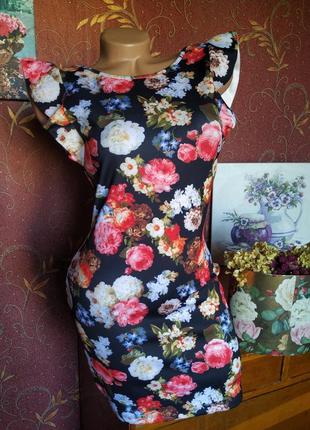 Чорна сукня міні з квітковим принтом від luc&ce