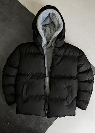 Чорна зимова курточка коротка
