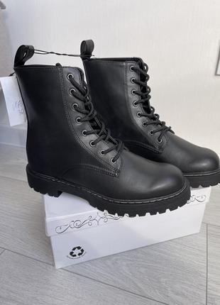 Черные ботинки на шнуровке из экокожи h&m (40 размер)