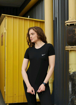 Жіноча футболка Nike чорна