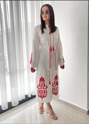 Белое яркое платье с красной вышивкой и кисточками размер l