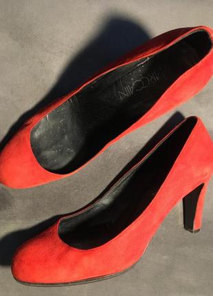 Яркие красные замшевые туфли лодочки marc cain