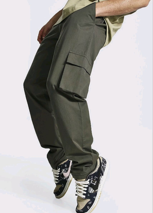 Чоловічі однотонні штани карго в кольорі олива з великим  кишеням