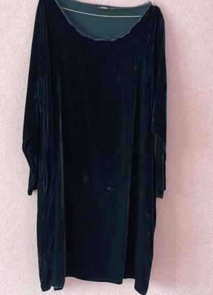 Оксамитова сукня смарагдового кольору