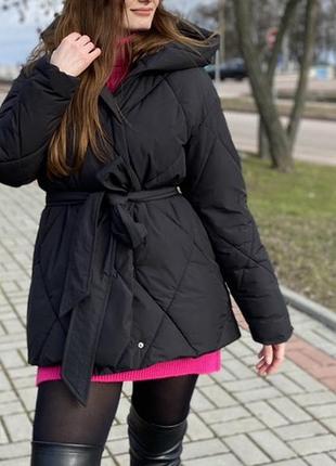 Чорна куртка зимова жіноча з капюшоном