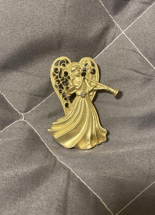 Ангел з флейтой и крыльями в форме сердца