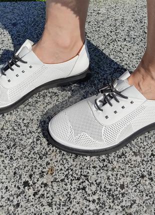 Жіночі туфлі 41 з натуральної шкіри білого кольору на шнурівці