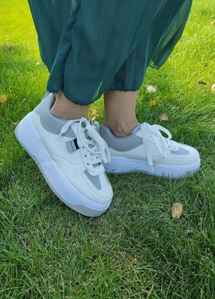 Жіночі кросівки з екошкіри білого кольору на шнурівці