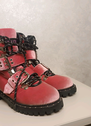 Необычные ботинки розового цвета сапожки черевики