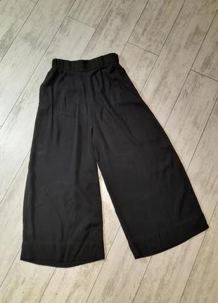 Черные вискозные широкие укороченные брюки