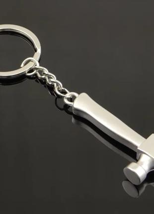 Винтажный брелок для ключей в форме молотка.