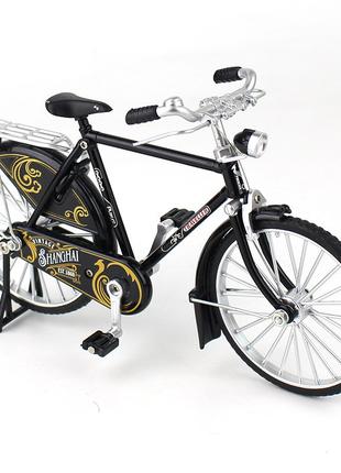 Модель городского ретро велосипеда с узорным задним крылом. ма...