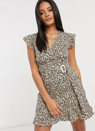Сукня атласна бежева з леопардовим принтом та поясом та глибоким