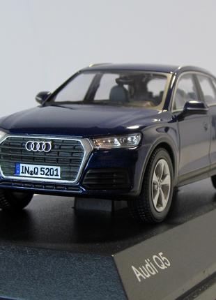 Audi Q5, I-Scale IScale (Germany). 1:43 коробка и бокс. Ауди Q5.