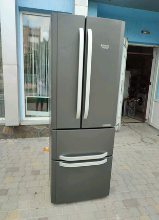 Холодильник фірми ARISTON