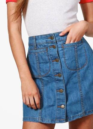 Короткая джинсовая мини юбка трапеция с пуговицами спереди от ...
