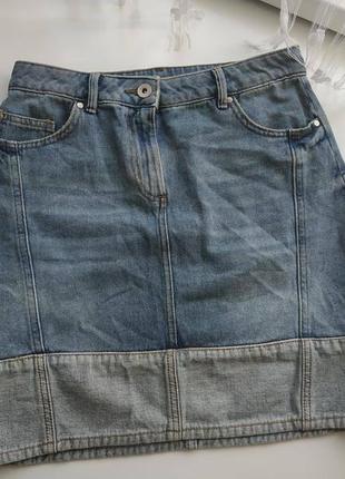 Трендовая короткая джинсовая юбка с вставками светлого денима ...