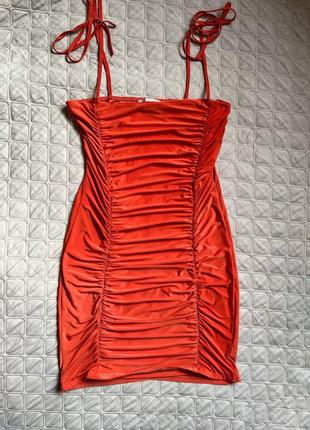 Оранжевое сатиновое мини платье с драпировкой от premierglam