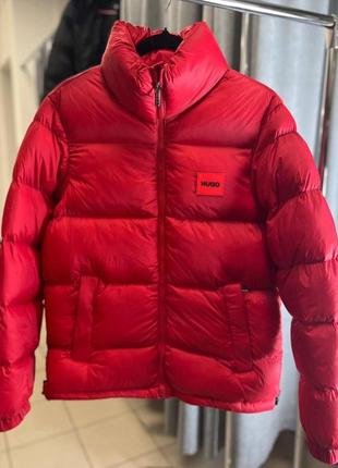 Теплая мужская куртка hugo boss красного цвета
