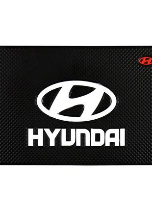 Коврик для торпеды антискользящий с логотипом Hyundai
