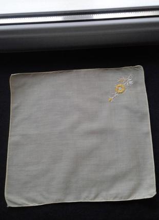 Батистовый желтый носовой платок с вышивкой винтаж