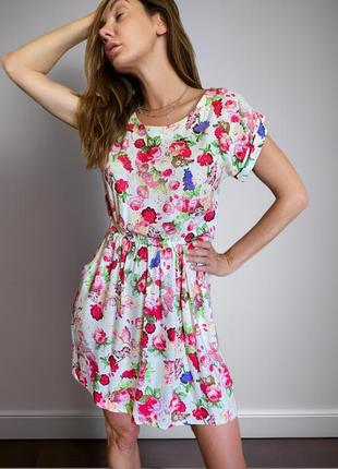 Легкое летнее платье с цветочным принтом.