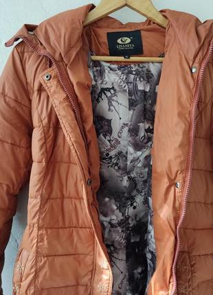 Зимова жіноча коричнева куртка приталена з хутром