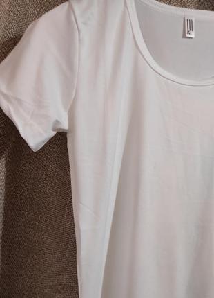 Белая базовая футболка с круглым вырезом