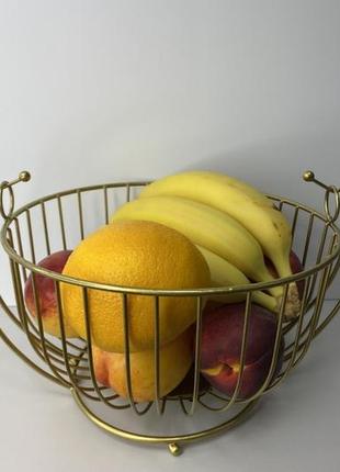 Корзина для фруктов на подножке фруктовница