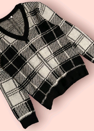 Теплий жіночий чорно білий светр з v образним вирізом
